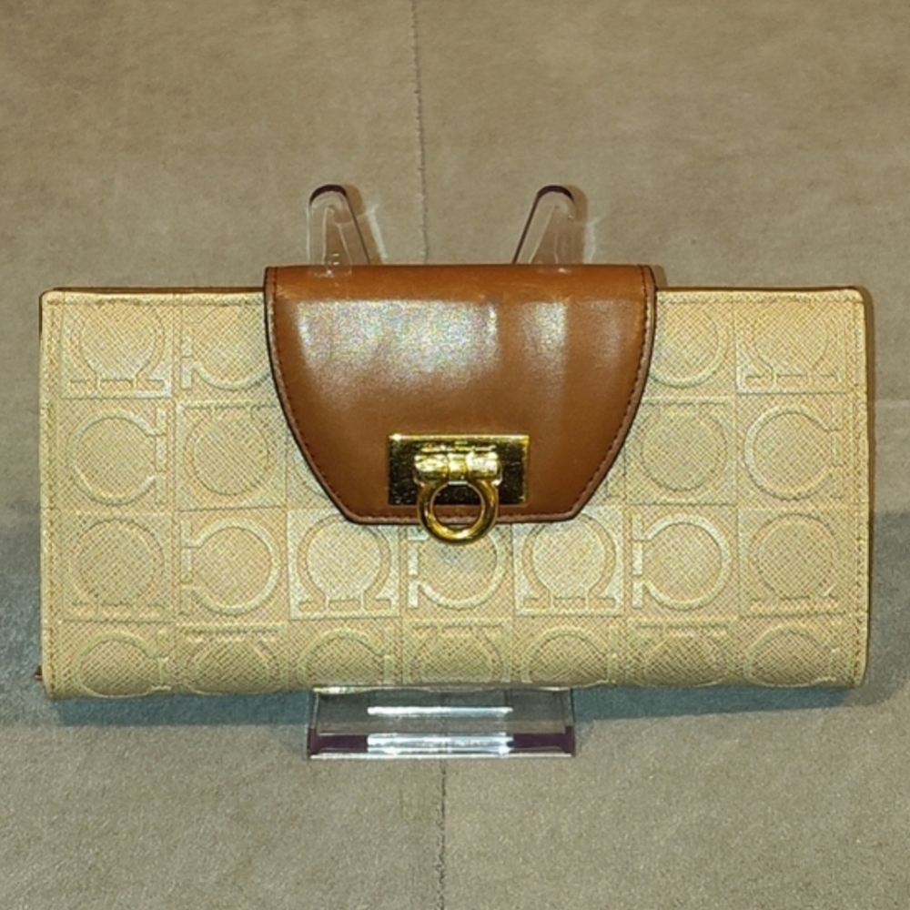 SALVATORE FERRAGAMO GANCINI MONOGRAM EMBOSSED LOGO LEATHER 2-TONE LONG WALLET